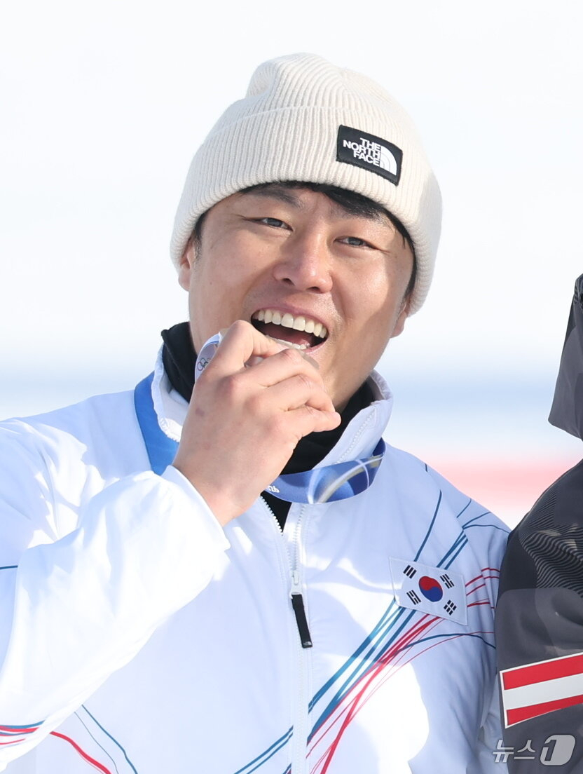 김상겸이 8일(한국시간) 이탈리아 리비뇨 스노파크에서 열린 2026 밀라노·코르티나담페초 동계올림픽 남자 평행대회전 결승전이 끝난 뒤 은메달을 입에 갖다대고 있다. /사진=뉴스1