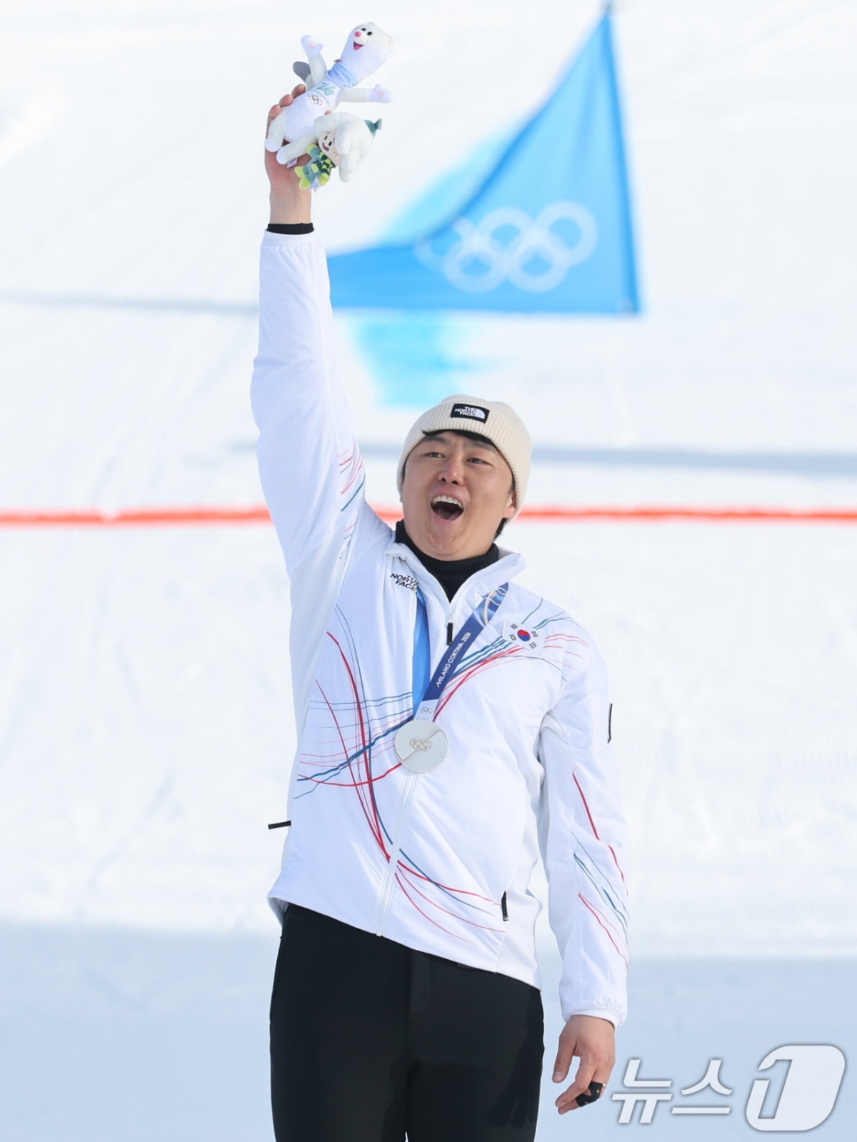 김상겸이 8일(한국시간) 이탈리아 리비뇨 스노파크에서 열린 2026 밀라노·코르티나담페초 동계올림픽 남자 평행대회전 은메달을 목에 걸고 기뻐하고 있다. /사진=뉴스1