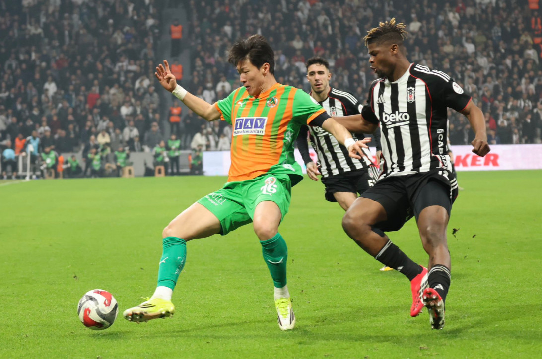 볼 경합 펼치는 황의조(가운데). /사진=알란야스포르 공식 SNS 갈무리