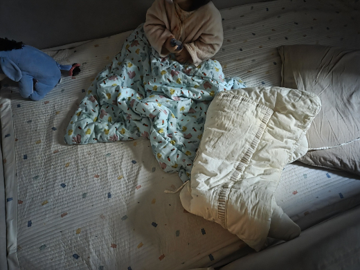 그날 그날 바뀌는 이불 취향을 맞추기 위해 침대레 항상 두 벌을 모두 둔다. 다른 이불들은 안 보이게 다 치워놨다. /사진=최우영 기자