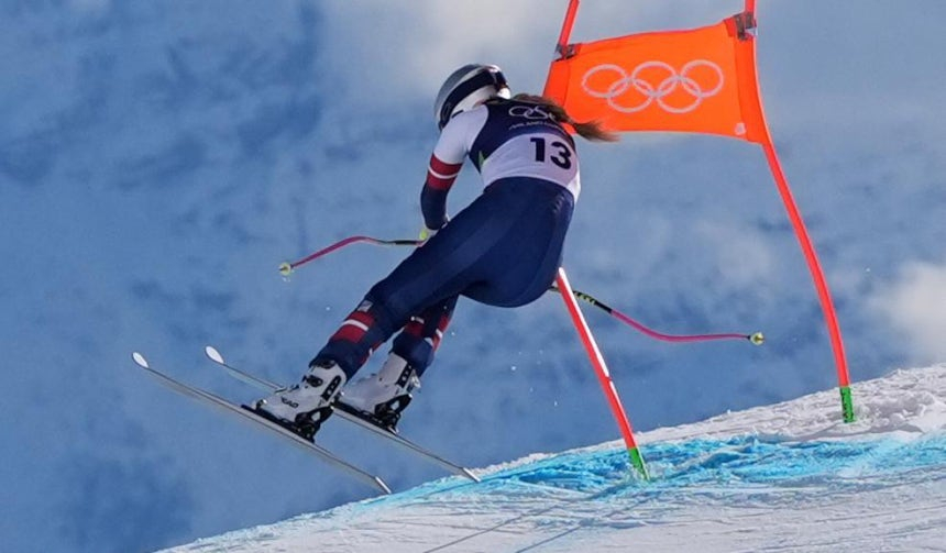 ‘스키 여제’ 린지 본(미국)이 8일 열린 2026 밀라노-코르티나담페초 겨울올림픽 알파인 스키 여자 활강 경기 도중 깃대에 부딪혀 균형을 잃고 있다. 무릎 십자인대 파열도 막지 못한 본의 마지막 올림픽 메달 도전은 불의의 사고로 결국 무산되고 말았다. 코르티나담페초=AP 뉴시스 