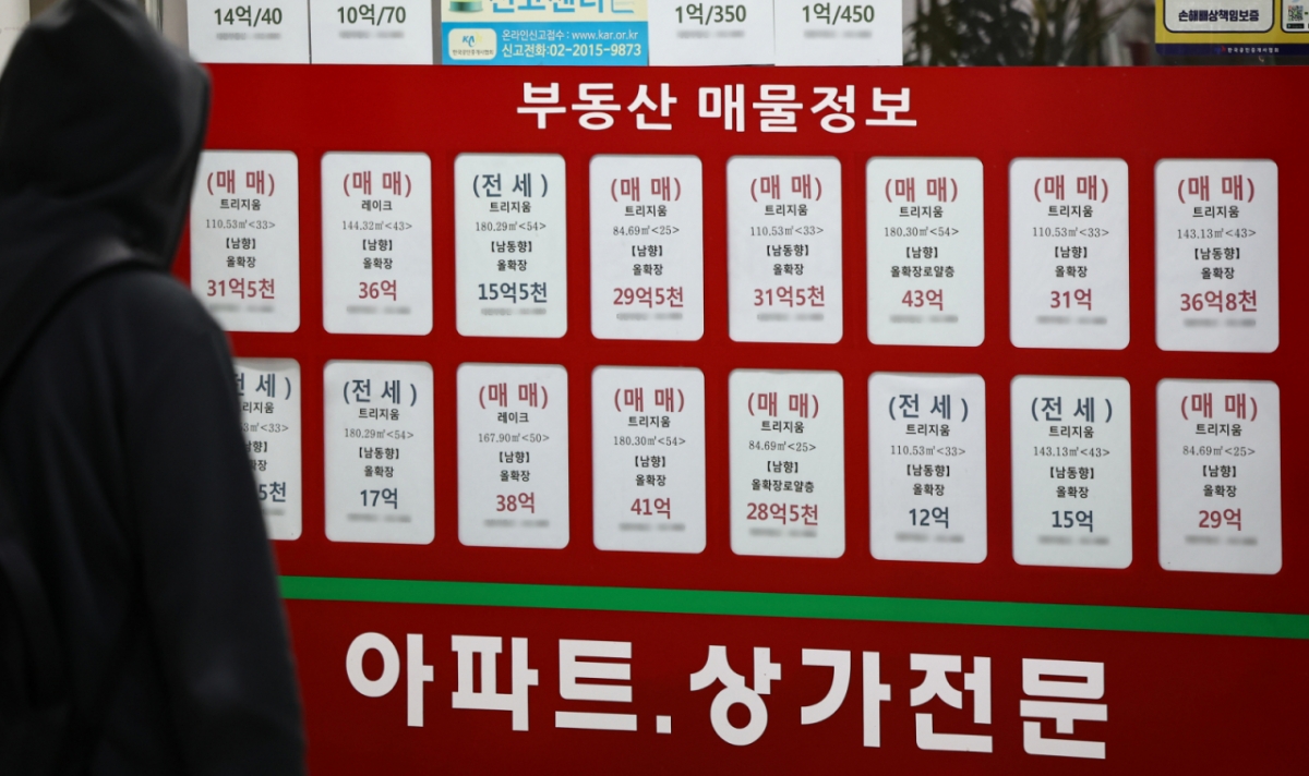 사진은 8일 서울 강남구의 한 부동산 중개업소에 게시된 매물정보. 2026.2.8/뉴스1  Copyright © 뉴스1. All rights reserved. 무단 전재 및 재배포,  AI학습 이용 금지. /사진=(서울=뉴스1) 김도우 기자