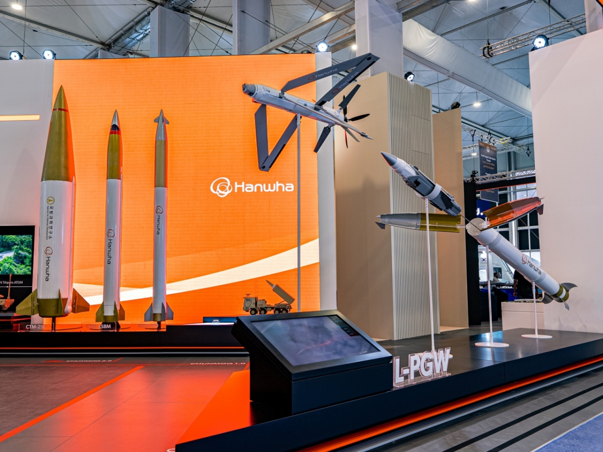 사우디아라비아 리야드에서 열린 WDS 2026 한화 부스에서한화에어로스페이스가 최초로 공개한 '배회형 정밀유도무기(L-PGW)' 목업/사진제공=한화시스템