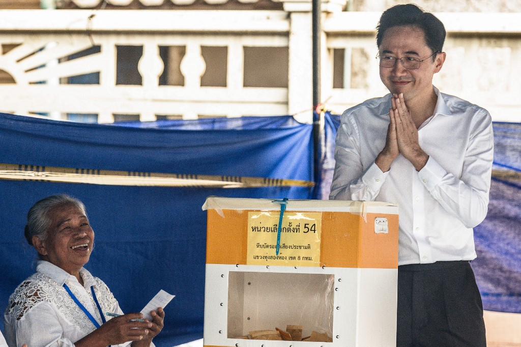 탁신 친나왓 전 총리의 조카이자 프아타이당의 총리 후보인 욧차난 웡사가 8일 태국 총선 투표소에서 투표하고 있다. /AFPBBNews=뉴스1
