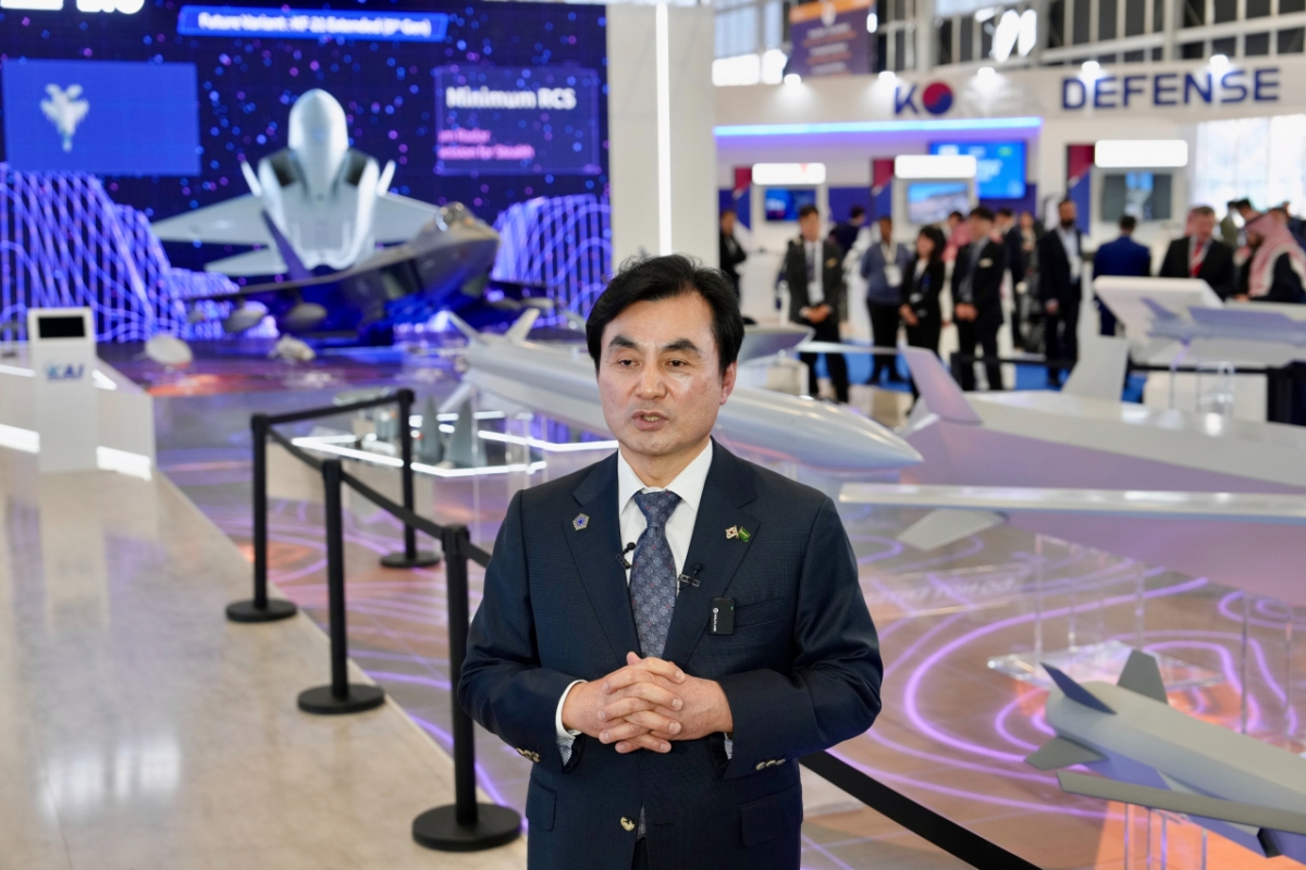 안규백 국방부 장관이 8일(현지시간) 사우디아라비아 수도 리야드에서 열린 '국제방산전시회(WDS) 2026'에 참석해 취재진의 질문에 답하고 있다. 사진제공=한국방위산업진흥회