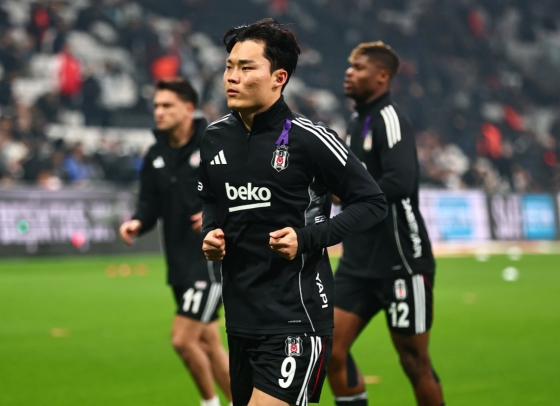 경기 전 몸을 푸는 오현규(가운데). /사진=베식타시 공식 SNS 갈무리