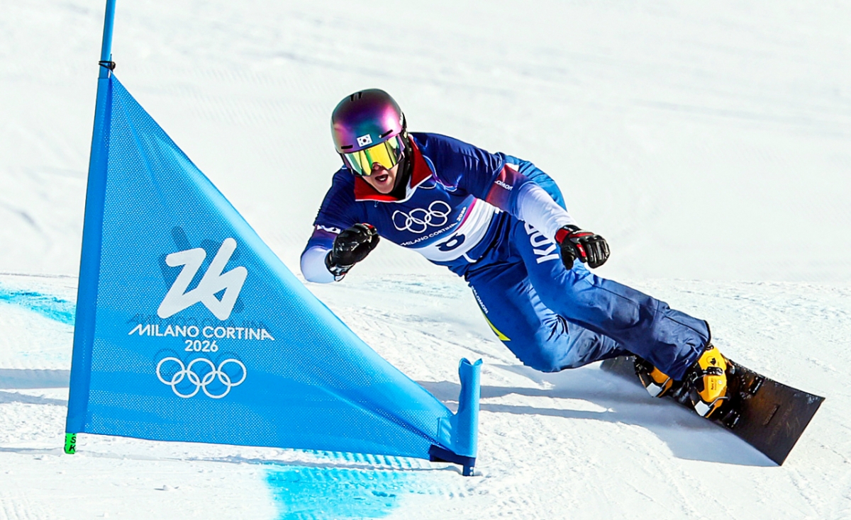 스노보드 김상겸이 8일(현지시간) 이탈리아 리비뇨의 스노파크에서 열린 2026 밀라노·코르티나담페초 동계올림픽 스노보드 남자 평행 대회전 결승에서 결승선을 향해 질주하고 있다.   김상겸은 결승전에서 칼 벤자민(오스트리아)에 0.19초 뒤져 은메달의 주인공이 됐다. /사진=(리비뇨=뉴스1) 김진환 기자