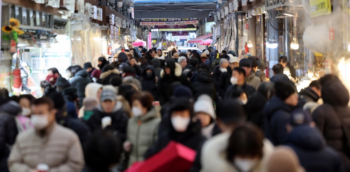 설 연휴를 앞둔 8일 서울 동대문구 청량리종합시장이 시민들로 북적이고 있다.  올해 4인 가족 기준 설 차례상 비용은 20만원 초반대로 집계돼 지난해보다 0.3% 소폭 하락한 것으로 나타났다. 전통시장을 이용할 경우 대형마트 대비 전체 장보기 비용이 18.7% 절감되는 것으로 조사됐다./사진=뉴스1. 