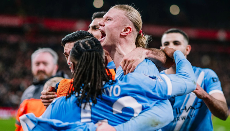 엘링 홀란(가운데)이 득점 후 동료들과 기뻐하고 있다. /사진=맨시티 공식 홈페이지 갈무리