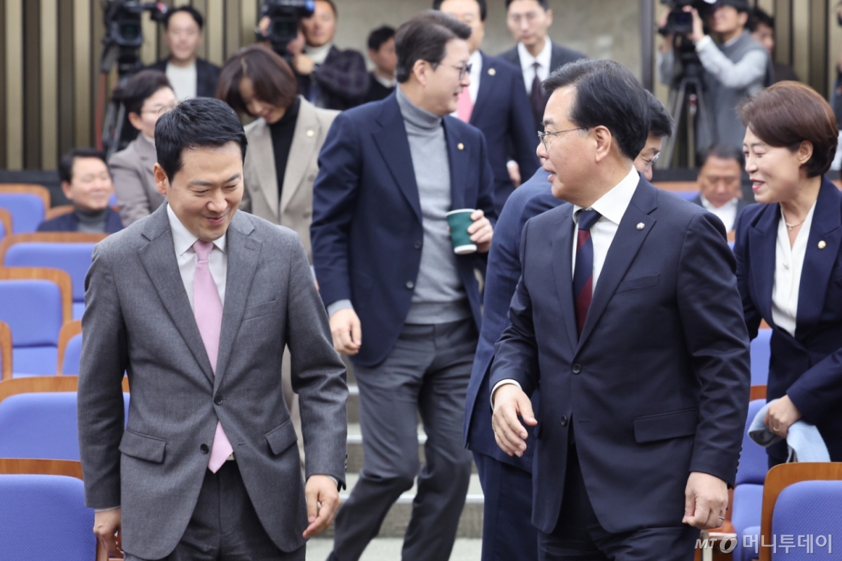 (서울=뉴스1) 신웅수 기자 = 장동혁 국민의힘 대표와 송언석 원내대표가 9일 서울 여의도 국회에서 열린 의원총회에 참석하고 있다. 2026.2.9/뉴스1  Copyright © 뉴스1. All rights reserved. 무단 전재 및 재배포,  AI학습 이용 금지. /사진=(서울=뉴스1) 신웅수 기자