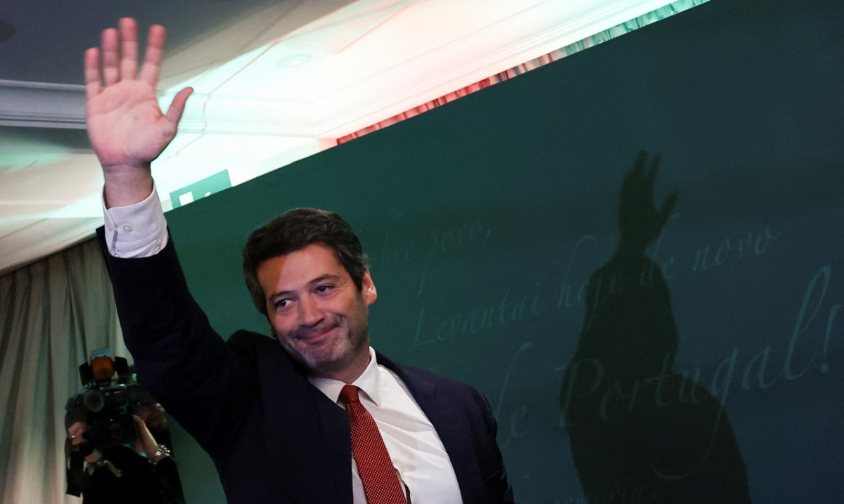 8일(현지시간) 포르투갈 대선 결선에 셰가 후보로 나선 안드레 벤투라가 취재진을 향해 손을 흔드는 모습./로이터=뉴스1