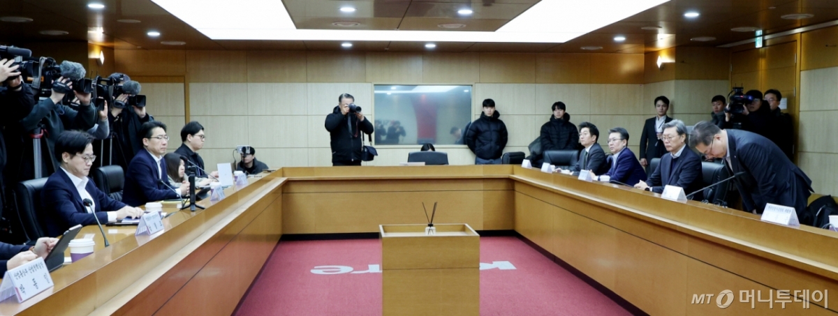 [서울=뉴시스] 김진아 기자 = 박일준 대한상공회의소 부회장이 9일 서울 종로구 한국무역보험공사에서 열린 경제단체 긴급현안 점검회의에서 사과문을 발표하며 고개를 숙이고 있다.   박일준 부회장은 대한상의가 '한국의 고액자산가가 상속세 부담으로 인해 2025년 2400명이 해외로 빠져나갔다'는 내용의 보도자료를 발표한 것에 대해 사과했다. 2026.02.09. bluesoda@newsis.com /사진=김진아