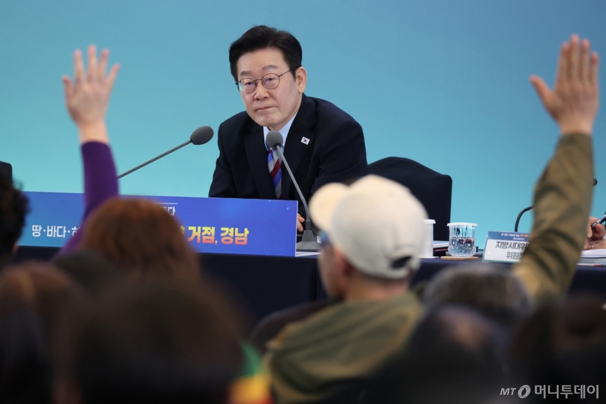 [창원=뉴시스] 최동준 기자 = 이재명 대통령이 6일 창원컨벤션센터에서 열린 '경남의 마음을 듣다' 타운홀 미팅에서 질문을 받고 있다. (청와대통신사진기자단) 2026.02.06. photocdj@newsis.com /사진=류현주