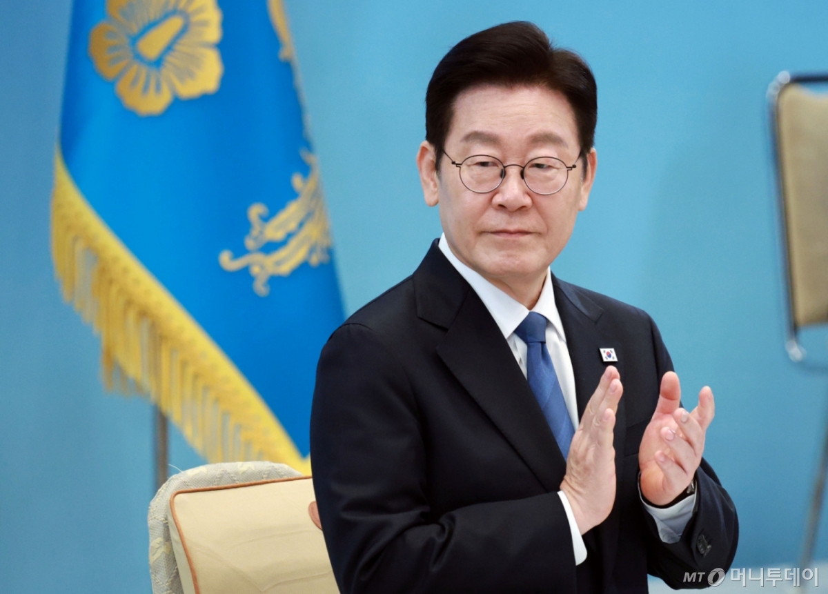 [서울=뉴시스] 고범준 기자 = 이재명 대통령이 5일 청와대에서 열린 대통령과학장학생·올림피아드 대표단 친수 및 간담회(미래 과학자와의 대화)에서 기념 영상 시청 후 박수를 치고 있다. 2026.02.05. bjko@newsis.com /사진=고범준