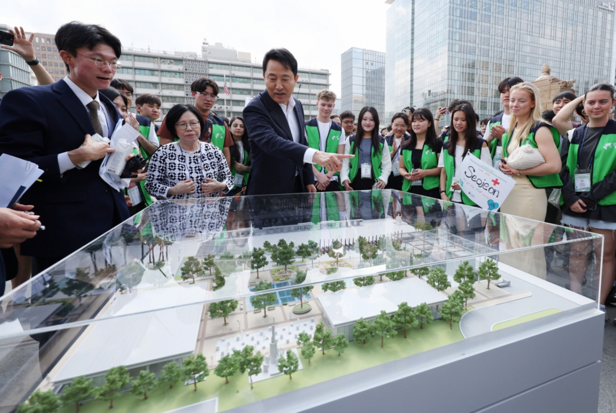  오세훈 서울시장이 지난해 6월 8일 서울 종로구 광화문광장에서 '유엔 참전국 후손 교류캠프'에 참가 중인 6·25전쟁 참전국 후손들에게 '감사의 정원'을 소개하고 있다./사진=뉴시스