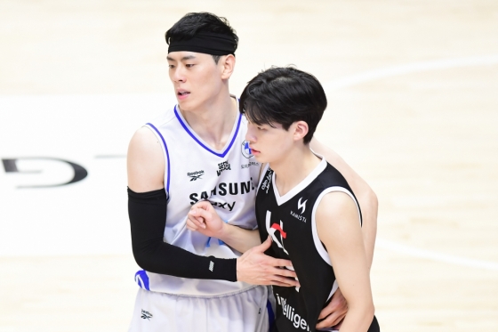 9일 오후 7시 수원KT소닉붐아레나에서 열린 2025~2026 LG전자 프로농구 5라운드 정규리그 경기 중 이관희(왼쪽)와 강성욱. /사진=KBL 제공