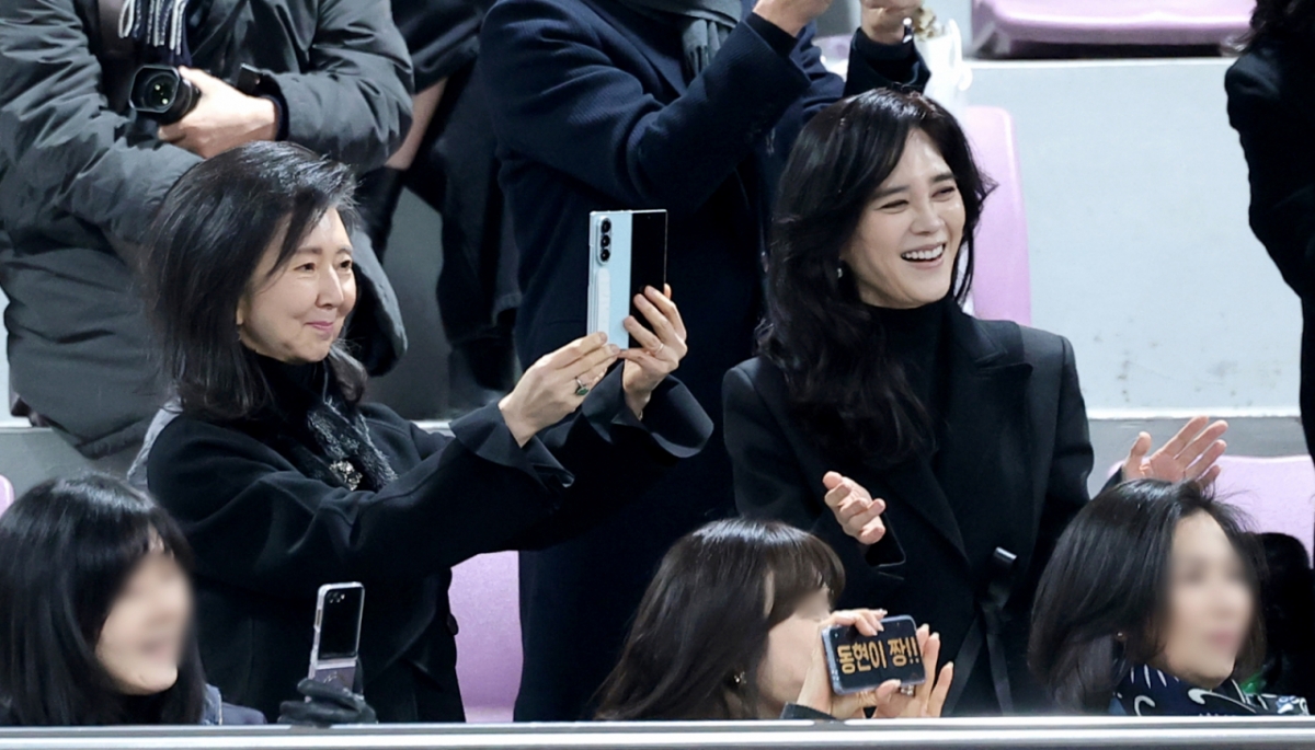 홍라영 전 삼성미술관 리움 총괄부관장(왼쪽)과 이부진 신라호텔 사징이 9일 서울 강남구 휘문고등학교에서 열린 임동현 군의 졸업식에 참석해 즐거운 시간을 보내고 있다/사진=뉴스1 