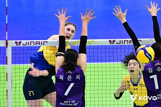 현대건설 카리(왼쪽)가 흥국생명의 더블 블로커 사이로 강력한 공격을 밀어넣고 있다. /사진=KOVO 제공