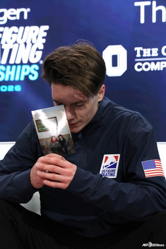 막심 나우모프가 올림픽 출전이 확정된 뒤 부모님의 사진을 들고 감격하고 있다. /AFPBBNews=뉴스1