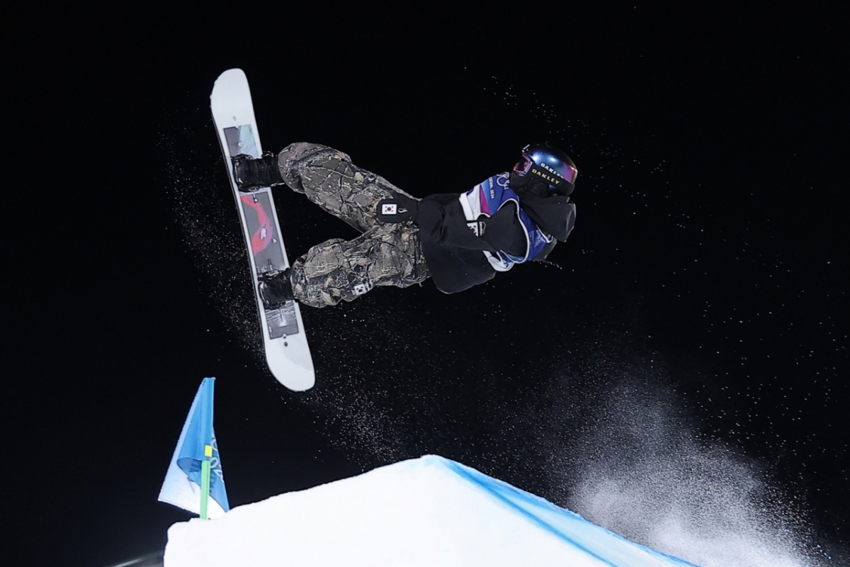 스노보드 유승은이 9일(현지시간) 이탈리아 리비뇨 스노파크에서 열린 2026 밀라노·코르티나담페초 동계올림픽 스노보드 여자 빅에어 결선에서 묘기를 부리고 있다. /사진=뉴스1 