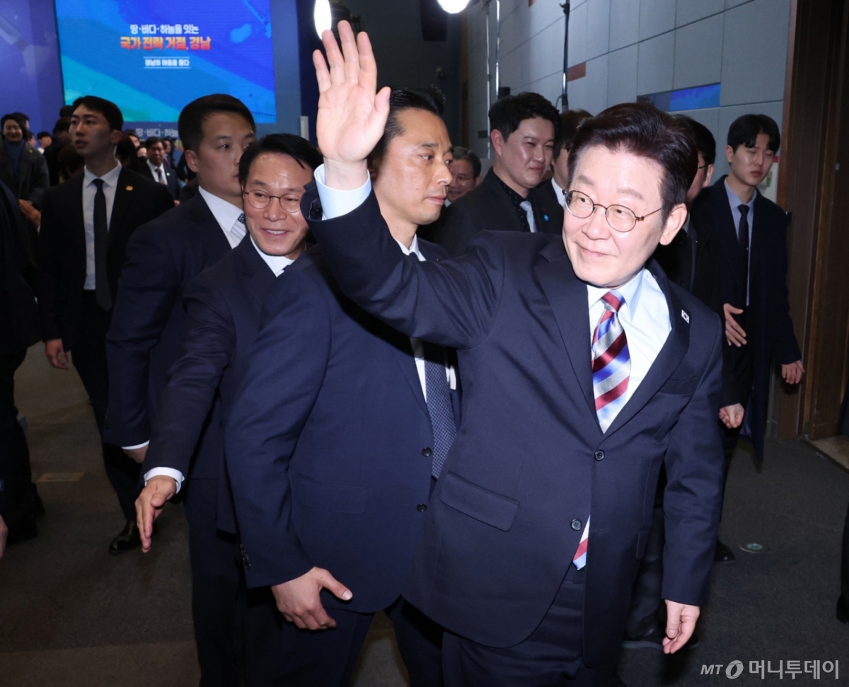 (창원=뉴스1) 이재명 기자 = 이재명 대통령이 6일 창원 성산구 창원컨벤션센터에서 열린 '경남의 마음을 듣다' 타운홀미팅 간담회를 마친 후 참석자들을 향해 인사하며 이석하고 있다. (청와대통신사진기자단) 2026.2.6/뉴스1  Copyright © 뉴스1. All rights reserved. 무단 전재 및 재배포,  AI학습 이용 금지. /사진=(창원=뉴스1) 이재명 기자