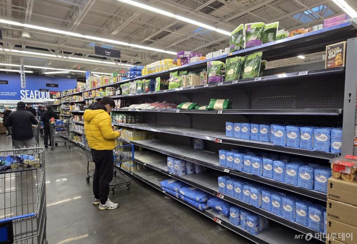 24일(현지시간) 미국 뉴저지주 월마트 매대가 텅 비어 있다. /사진=심재현(뉴욕)