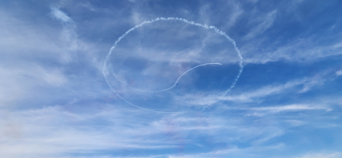 공군 특수비행팀 블랙이글스가 9일(현지시간) 사우디아라비아 수도 리야드에서 열리고 있는 2026 국제방산전시회(WDS)에서 에어쇼를 펼치며 하늘에 흰 연기로 태극문양을 그리고 있다 [국방부 공동취재단]
