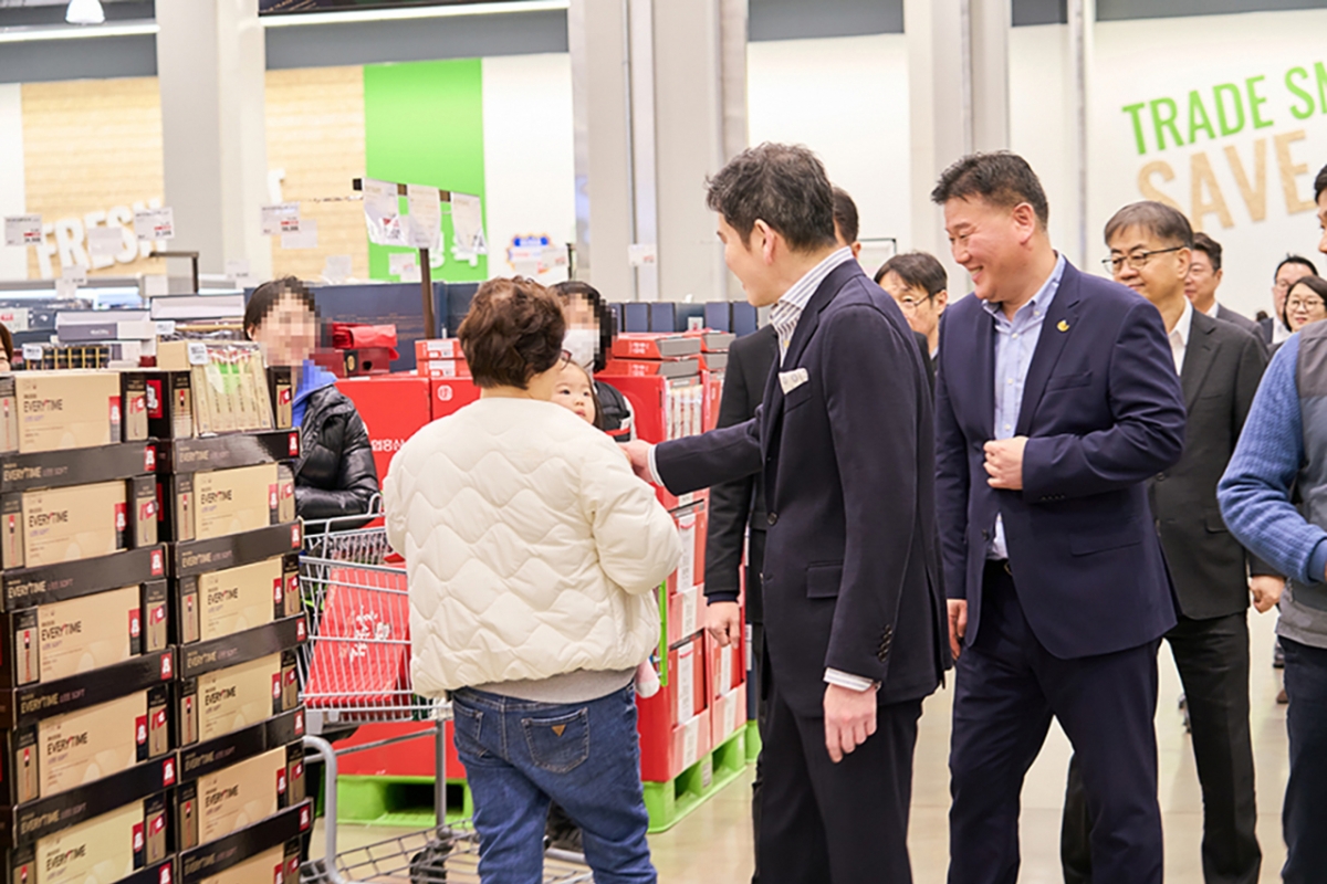 설 연휴를 일주일 앞둔 9일 인천 트레이더스 구월점을 찾은 정용진 신세계그룹 회장이 설 선물세트 코너에서 고객과 인사를 나누고 있다. 정 회장은 아이를 바라보며 "자주 와"라며 웃었다. /사진제공=신세계그룹