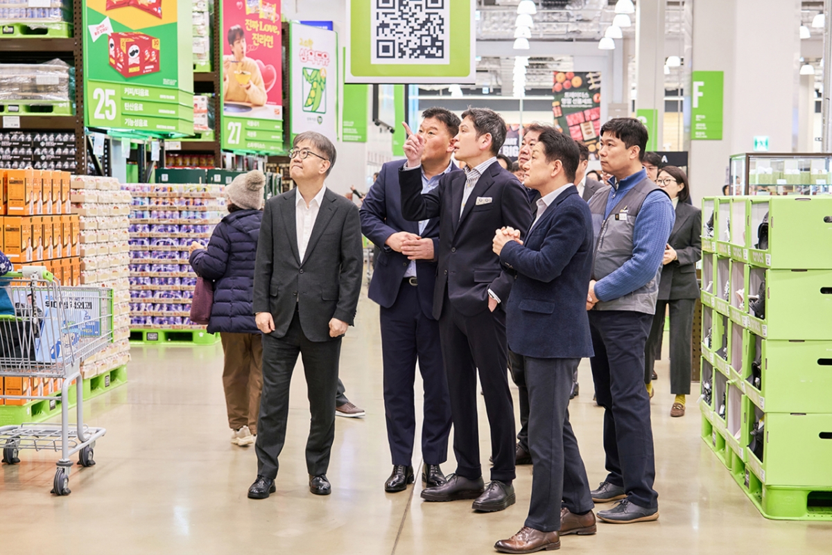 정용진 신세계그룹 회장이 설 연휴를 일주일 앞둔 9일 인천 트레이더스 구월점을 찾아 매장과 상품 설명을 듣고 있다. /사진제공=신세계그룹