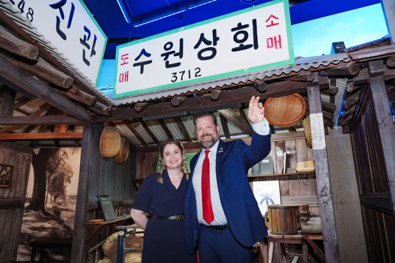 수원박물관에서 외국인들이 1960년대 수원을 재현한 전시물을 배경으로 사진을 찍고 있다./사진제공=수원시