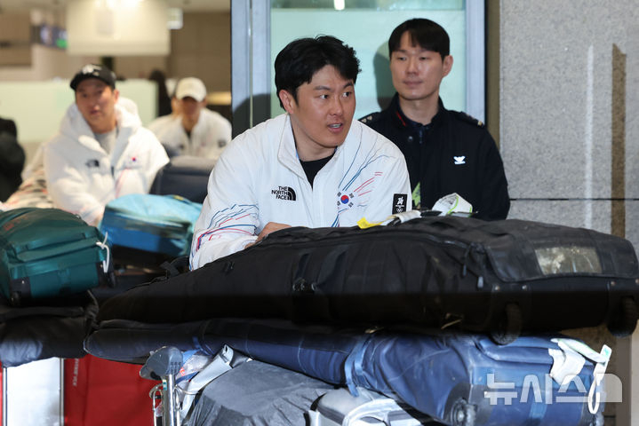 2026 밀라노·코르티나담페초 동계올림픽 스노보드 남자 평행대회에서 은메달을 차지한 김상겸이 10일 귀국하고 있다. /사진=뉴시스