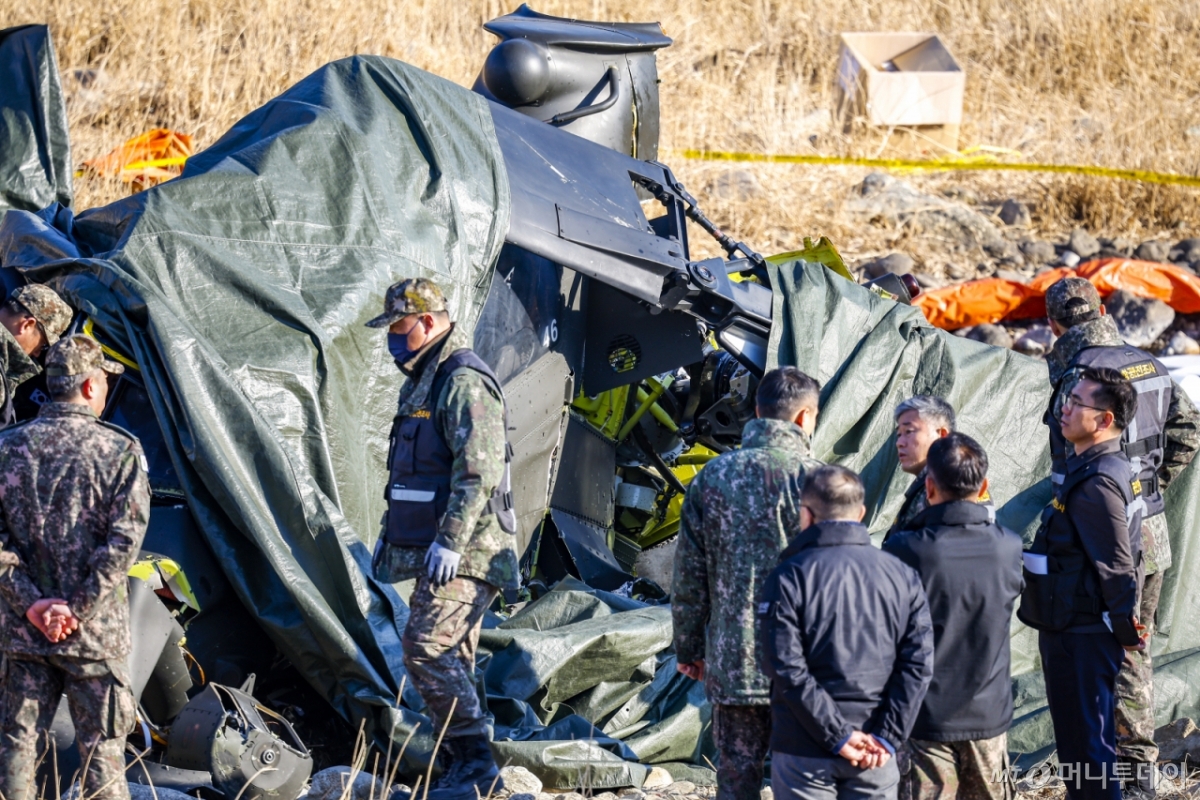 [가평=뉴시스] 정병혁 기자 = 9일 경기 가평군 조종면 신하교 인근에 추락한 AH-1S 코브라 헬기 사고현장에서 관계자들이 헬기를 살펴보고 있다. 2026.02.09. jhope@newsis.com /사진=정병혁