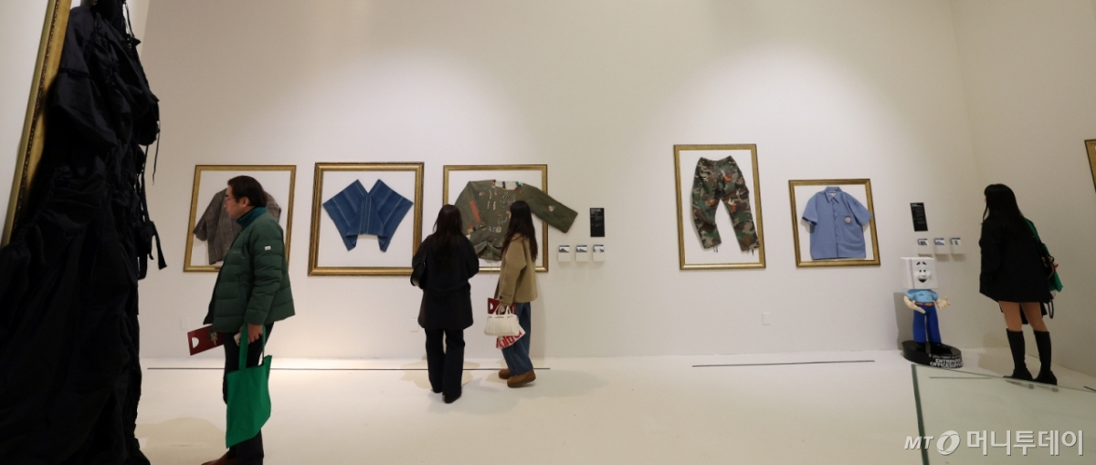 9일 서울 중구 동대문디자인플라자(DDP) 뮤지엄 전시 2관에서 열린 머니투데이, 어반플레이 공동 주관 전시 '울트라백화점 서울' 시즌2에서 관람객들이 전시품을 둘러보고 있다. /사진=김창현 기자 chmt@