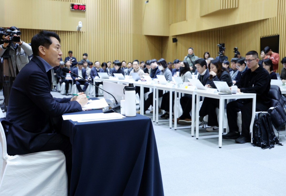 오세훈 서울시장이 10일 오전 서울 중구 서울시청에서 열린 출입기자단 신년 간담회에 참석해 기자들의 질문에 답하고 있다. /사진=뉴시스