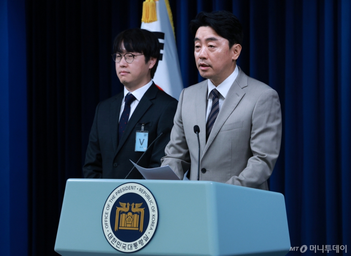 [서울=뉴시스] 고범준 기자 = 강훈식 비서실장이 15일 서울 용산구 대통령실 브리핑룸에서 인선 발표 관련 브리핑을 하고 있다. 왼쪽은 하정우 AI미래기획수석. 2025.06.15. bjko@newsis.com /사진=고범준