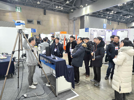 아이콘 관계자가 AI CCTV 실시간 모니터링 연동 기술 시연을 진행 중이다/사진제공=아이콘