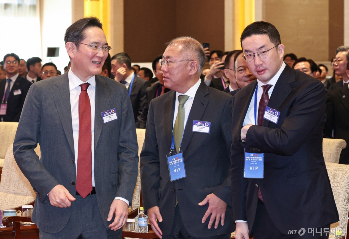 [베이징=뉴시스] 최동준 기자 = 이재용(왼쪽부터) 삼성전자 회장, 정의선 현대차그룹 회장, 구광모 LG그룹 회장이 5일(현지 시간) 베이징 조어대에서 열린 한중 비즈니스 포럼을 마치고 대화를 나누고 있다. 2026.01.05. photocdj@newsis.com /사진=