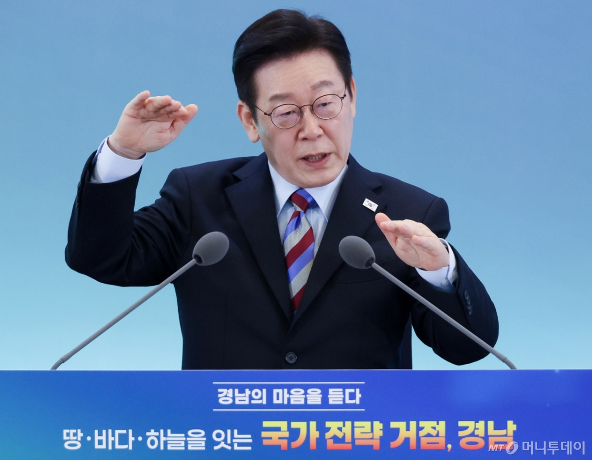 (창원=뉴스1) 이재명 기자 = 이재명 대통령이 6일 창원 성산구 창원컨벤션센터에서 열린 '경남의 마음을 듣다' 타운홀 미팅에서 발언을 하고 있다. (청와대통신사진기자단) 2026.2.6/뉴스1  Copyright © 뉴스1. All rights reserved. 무단 전재 및 재배포,  AI학습 이용 금지. /사진=(창원=뉴스1) 이재명 기자