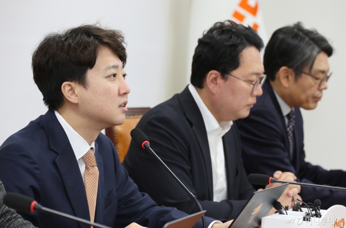 [서울=뉴시스] 김금보 기자 = 이준석 개혁신당 대표가 9일 오전 서울 여의도 국회에서 열린 최고위원회의에서 발언을 하고 있다. 2026.02.09. kgb@newsis.com /사진=김금보