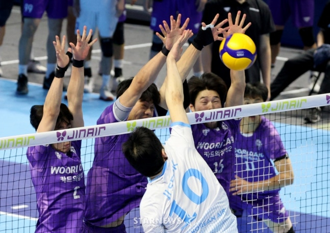 정지석(오른쪽)이 3명의 블로커를 앞에 두고 공격을 시도했으나 막히고 있다. /사진=강영조 선임기자