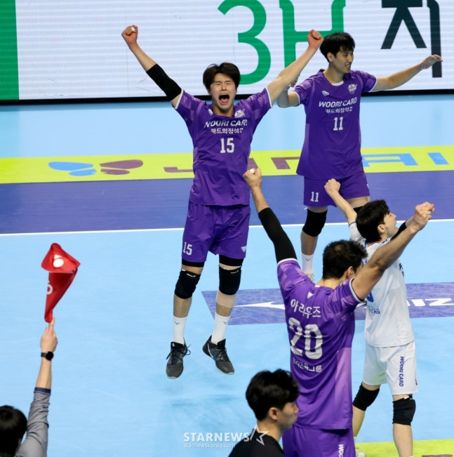 우리카드 선수들이 승리를 확정지은 뒤 포효하고 있다. /사진=강영조 선임기자