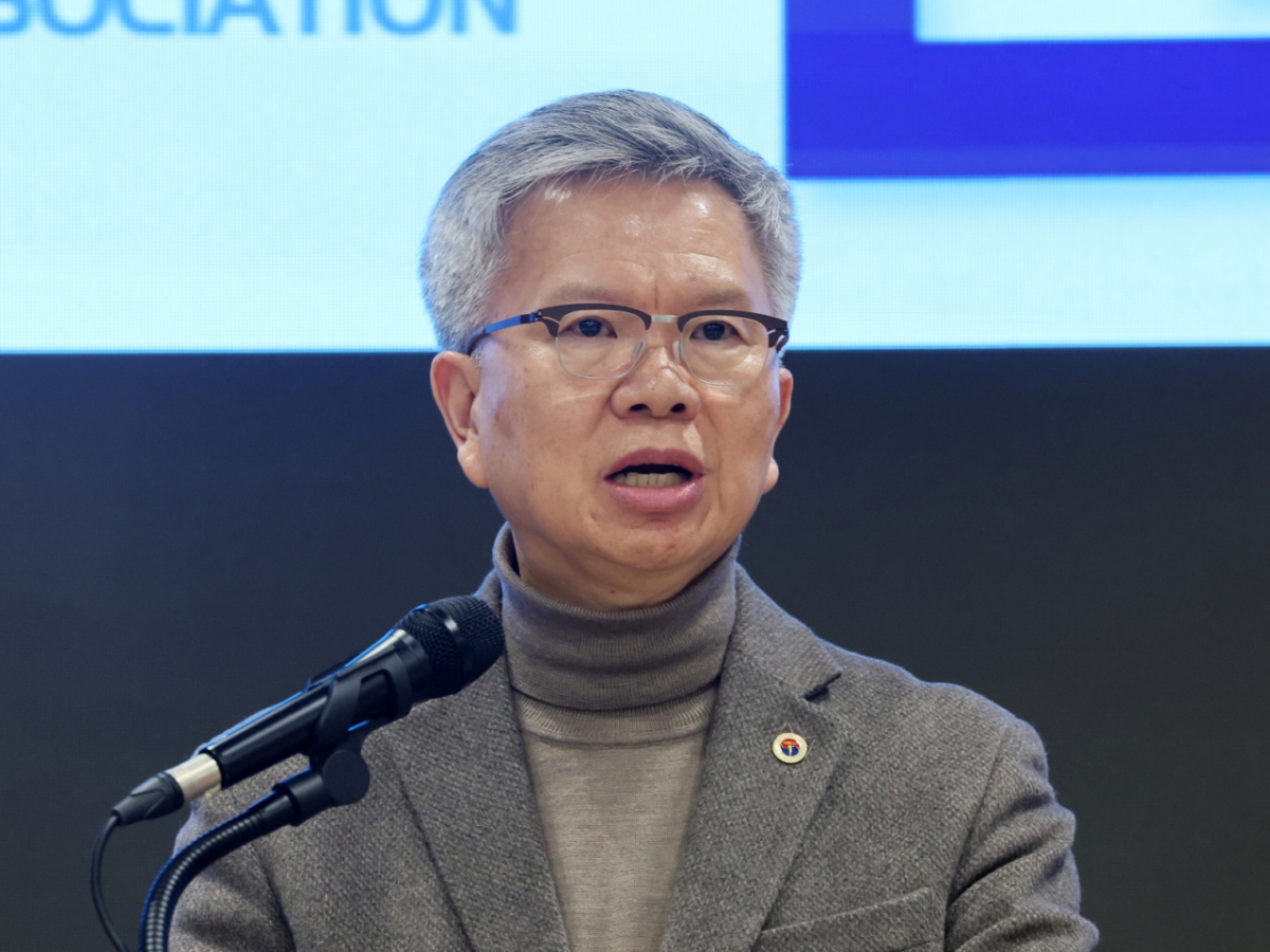 김택우 대한의사협회 회장이 10일 오후 서울 용산구 의협회관에서 정부의 의대 정원 증원 방안 등에 대한 입장을 밝히고 있다. /사진=뉴스1