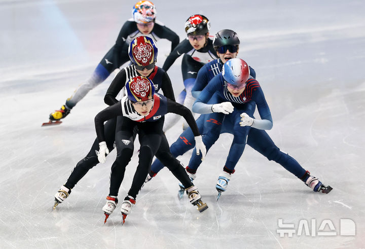 쇼트트랙 최민정, 김길리가 이탈리아 밀라노 아이스스케이팅 아레나에서 열린 2026 밀라노·코르티나 담페초 동계올림픽 쇼트트랙 혼성계주 준준결승에서 역주하고 있다. /사진=뉴시스