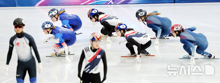 2026 밀라노·코르티나담페초 동계올림픽 쇼트트랙 혼성계주 준준결승에서 대한민국 대표팀이 역주를 하고 있다. /사진=뉴시스