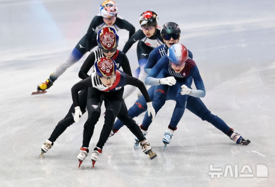 쇼트트랙 최민정, 김길리가 이탈리아 밀라노 아이스스케이팅 아레나에서 열린 2026 밀라노·코르티나 담페초 동계올림픽 쇼트트랙 혼성계주 준준결승에서 역주하고 있다. /사진=뉴시스