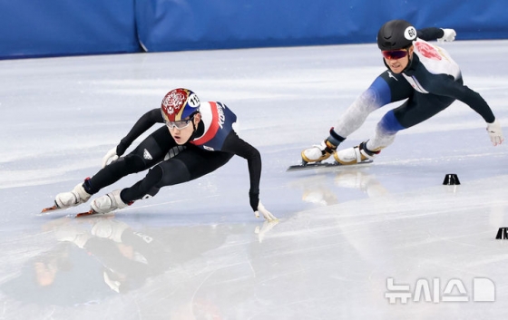 쇼트트랙 임종언이 이탈리아 밀라노 아이스스케이팅 아레나에서 열린 2026 밀라노·코르티나 담페초 동계올림픽 쇼트트랙 혼성계주 준준결승에서 역주하고 있다. /사진=뉴시스