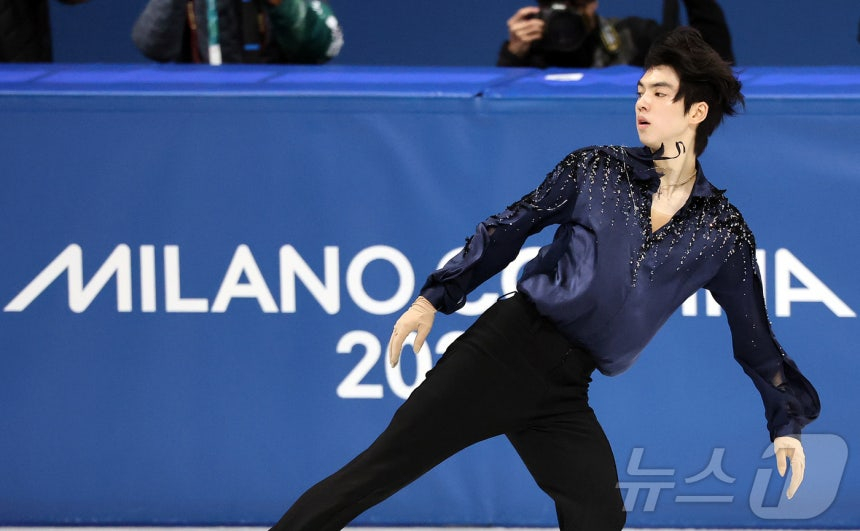 피겨 차준환이 11일(한국시간) 이탈리아 밀라노 아이스 스케이팅 아레나에서 열린 2026 밀라노-코르티나담페초 동계 올림픽 피겨스케이팅 남자 싱글 쇼트프로그램에 출전해 연기를 펼치고 있다. /사진=뉴스1 제공
