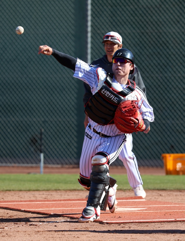 박동원이 최근 미국 애리조나주 스코츠데일에서 열린 2026 LG 스프링캠프에서 훈련 중이다. 스즈키 후미히로 LG 1군 배터리 코치가 지켜보고 있다. /사진=LG 트윈스 제공