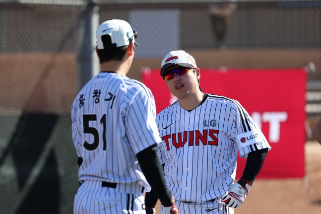 박동원(오른쪽)이 최근 미국 애리조나주 스코츠데일에서 열린 2026 LG 스프링캠프에서 훈련 중이다. /사진=LG 트윈스 제공