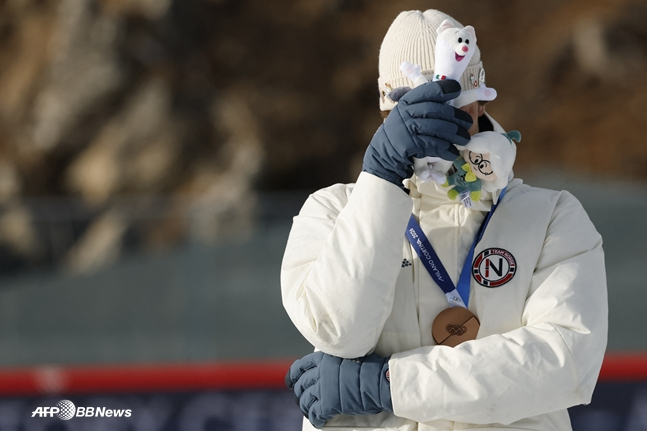 동메달을 목에 건 레그레이드가 눈물을 훔치고 있다. /AFPBBNews=뉴스1